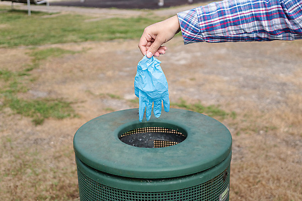 포토 JPG 해외이미지 백인 손 공원 여자 장갑 컨셉 사람 사람없음 야외 바구니 건강관리 환경 쓰레기통 잡기 던지기 바이러스 보호 질병 쓰레기 폐기물 위험 일회용 컨테이너 버리기 사회이슈 감염 전염 문제 낭비 돌봄 위생관리 전염병 처리 해외202008 해외포토 서양인 잡화 공공시설 산업 의학 모션 건강 관리 신체부위 파일형식