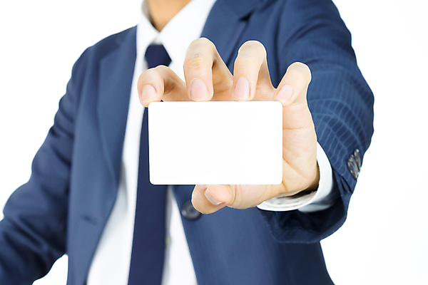 포토 JPG 해외이미지 남자 컨셉 회사 명함 아이디어 한명 사람 20대 성인 사람없음 30대 사무실 라벨 쪽지 공백 비즈니스맨 신용카드 이름 사인 흰배경 신분 판지 고립 마케팅 신분증 카피스페이스 해외202008 해외포토 1 백그라운드 비즈니스 프레임 청년 장년 금융 흰색 직장인 증명서 파일형식