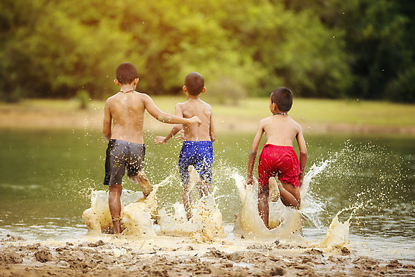 포토 JPG 해외이미지 백인 라이프스타일 계절 공원 행복 어린이 컨셉 자연 놀이 함께함 미소 웃음 사람 동양인 소년 초원 야외 세명 초록색 여름 친구 달리기 태양 노란색 정원 봄 우정 유치원 기쁨 그룹 해외202008 해외포토 자연요소 서양인 공공시설 교육 남자 감정 컬러 관계 모션 표정 인종 생활 생태계 파일형식