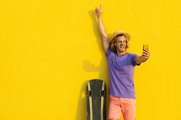 포토 JPG 해외이미지 모델 1 라이프스타일 응시 옷 남자 백그라운드 티셔츠 반바지 아침 모바일 휴가 휴식 대화 한명 사람 컬러풀 금발 선글라스 햇빛 태양 노란색 유행 맑음 추위 스케이트 신선 서핑 속도 라일락 스타일 해외202008 해외포토 주간 자연요소 헤어스타일 시선 꽃 안경 스포츠용품 컬러 컨셉 셔츠 바지 날씨 말하기 생활 수상스포츠 파일형식