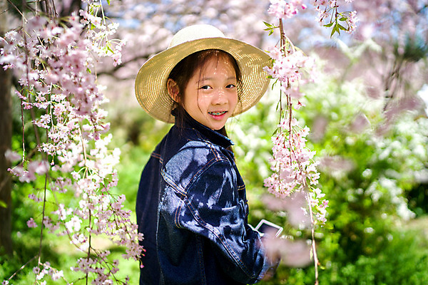 포토 JPG 해외이미지 어린이 여행 휴가 한명 동양인 야외 여행객 카메라 정원 해외202008 해외포토 1 사람 인종 전자제품 파일형식