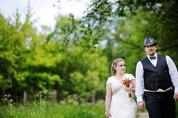 포토 JPG 해외이미지 주간 공원 여자 남자 신부 결혼 결혼식 정장 턱시도 성인 야외 두명 옆모습 성인만 해외202008 해외포토 자연요소 옷 공공시설 뷰포인트 사람 이벤트 파일형식