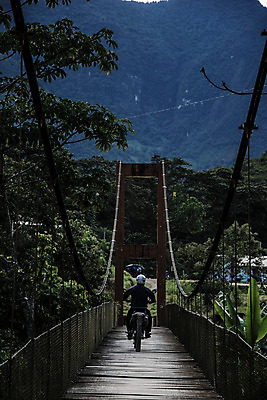 포토 JPG 해외이미지 디자인 공원 도로 길 줄 여행 곡선 모션 자연 거리 안전 사람 풍경 사람없음 야외 목재 빨간색 초록색 물 여름 강 도시풍경 금속 맑음 산책 오토바이 시골 철사 전국 페루 해외202008 해외포토 자연요소 나무 계절 공공시설 선 컬러 재료 교통시설 재질 날씨 휴식 바이크 도시 남아메리카 생태계 파일형식