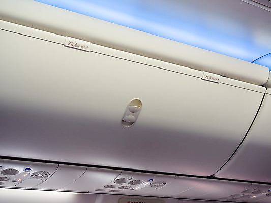 포토 JPG 해외이미지 여행 의자 가방 비즈니스 교실 교통시설 휴가 비행기 실내 손잡이 안전 사람 사람없음 내부 경제 파란색 빛 숫자 여행객 여행가방 짐 흰색 닫기 공항 도착 항공 출발 상업 객실 머리위 승객 수납 대패 수하물 줄서기 안락 해외202008 해외포토 문자 잡화 교육 컬러 가구 교통 컨셉 학교 항공교통 모션 대중교통 시설 파일형식