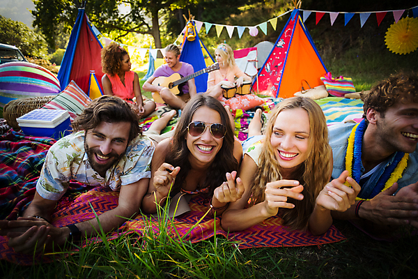 포토 JPG 해외이미지 주간 백인 여자 남자 행복 엎드리기 함께함 텐트 앉기 여러명 20대 성인 야외 앞모습 선글라스 우정 기쁨 캠핑 캠핑장 성인만 해외202008 해외포토 자연요소 서양인 감정 안경 뷰포인트 다수 컨셉 모션 레저 캠핑도구 사람 청년 친구 파일형식