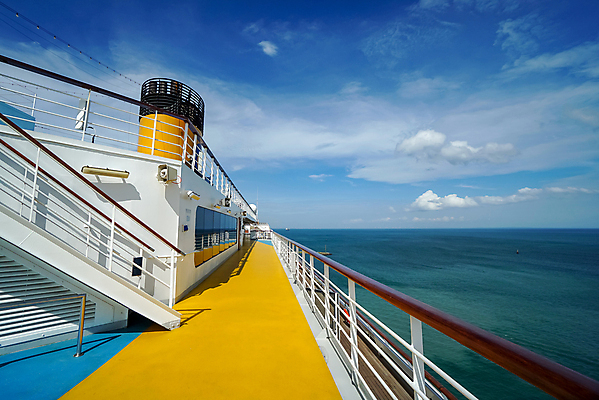 포토 JPG 해외이미지 라이프스타일 계절 바다 여행 백그라운드 교통시설 태국 자연 하늘 휴가 휴식 항해 풍경 사람없음 물 여름 파란색 여행객 항구 맑음 낭만 흰색 보트 고급 큼 크루즈 갑판 함선 포트 철책 파라다이스 해외202008 해외포토 자연요소 아시아 컬러 교통 컨셉 배_교통 날씨 사람 생활 크기 시설 생태계 파일형식