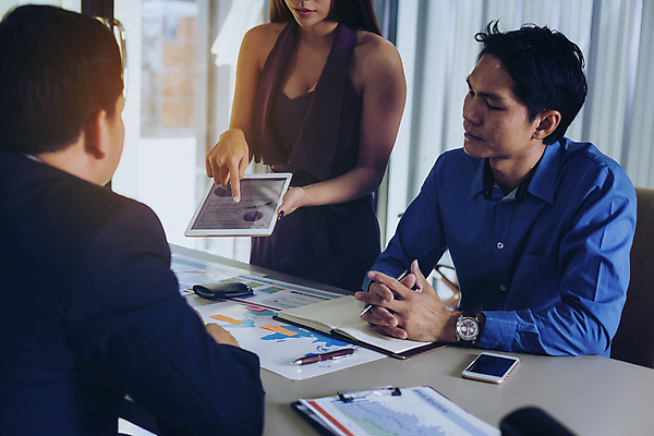 포토 JPG 해외이미지 디자인 백그라운드 컨셉 패턴 비즈니스 통신 추상 미래 설계 사람 세명 사무실 디지털 자료 정보 비즈니스맨 발표 선택 암호 큼 분석 정사각형 만들기 혁명 경영 마케팅 혼란 해외202008 해외포토 도형 남자 무늬 모션 직장인 크기 파일형식