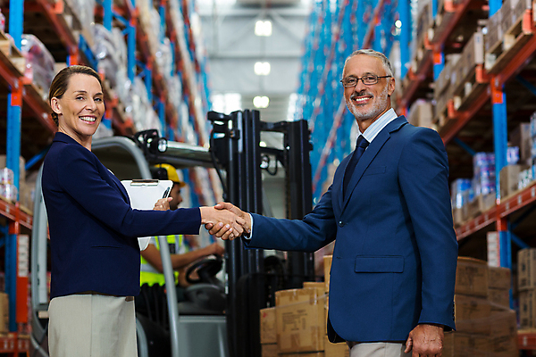 포토 JPG 해외이미지 여자 남자 40대 중년 50대 악수 실내 서기 상반신 성인 옆모습 세명 30대 물류창고 해외202008 해외포토 뷰포인트 모션 사람 손짓 내부 장년 창고 파일형식