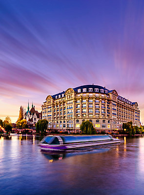 포토 JPG 해외이미지 전통 유럽 여행 건축양식 거리 주택 사람없음 건물 강 도시풍경 반사 탑 새벽 고통 프랑스 도시 보트 센터 중세 역사 야간 저녁 크루즈 시력 운하 지역 타운 프랑스어 구역 수목 옛날 인기 해외202008 해외포토 자연요소 문자 건축물 건축 감정 나라 배_교통 풍경 파일형식