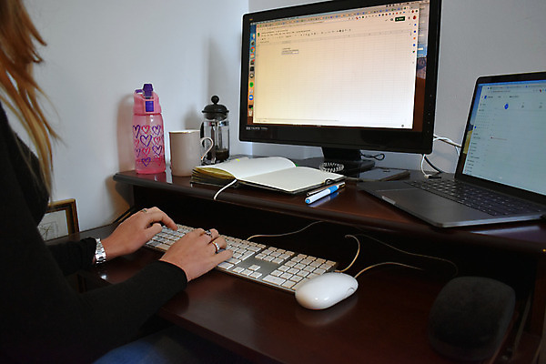 포토 JPG 해외이미지 직업 여자 커피 비즈니스 사업가 통신 탁자 성공 사람 앉기 사람없음 경제 노트북 컴퓨터 사무실 펜 모니터 공책 머그컵 키보드 업무 비즈니스우먼 쥐 책상 서비스 경영자 멀리 경영 고립 해외202008 해외포토 음료 가구 컨셉 모션 문구용품 컵 전자제품 필기구 작업 직장인 설치류 리더 파일형식