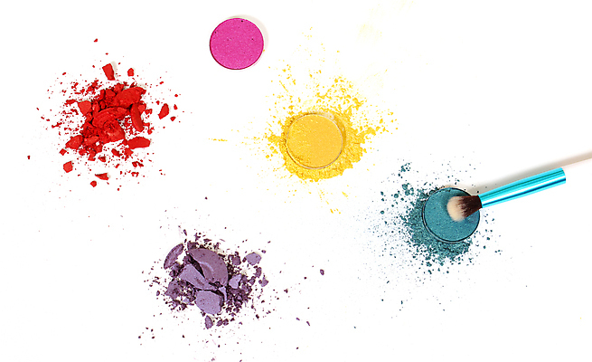 포토 JPG 해외이미지 사람없음 컬러풀 뷰티 손상 붓 화려 가루 흰배경 아이섀도 해외202008 해외포토 컬러 백그라운드 컨셉 화장품 흰색 파일형식