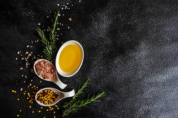 포토 JPG 해외이미지 그릇 재료 탁자 건강 사람없음 허브 향신료 소금 후추 로즈메리 해외202008 해외포토 식물 식기 가구 향미료 파일형식