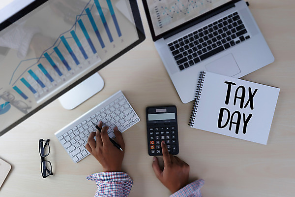 포토 JPG 해외이미지 손 돈 비즈니스 설계 관리 사람 신체부위 금융 경제 미국 계산기 비즈니스맨 회계 세금 정부 과세 해외202008 해외포토 남자 컨셉 북아메리카 문구용품 장비 직장인 재산 파일형식