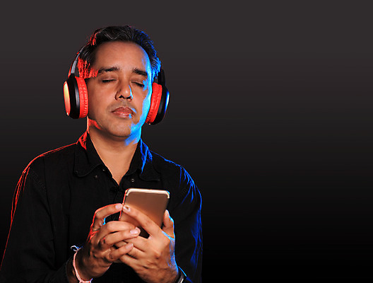 포토 JPG 해외이미지 남자 음악 40대 이어폰 모바일 실내 한명 사람 동양인 성인 스마트폰 헤드폰 회색 인도인 무선전화기 오디오 블루투스 해외202008 해외포토 외국인 1 컬러 중년 음향기기 문화예술 인종 내부 전자제품 핸드폰 스마트기기 전화기 파일형식