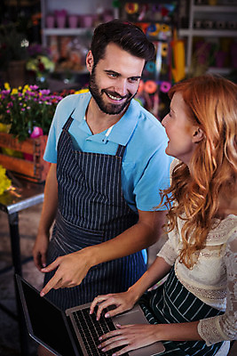 포토 JPG 해외이미지 백인 여자 남자 실내 대화 한명 서기 앉기 20대 성인 두명 30대 노트북 앞치마 꽃집 성인남자한명만 성인만 해외202008 해외포토 서양인 1 모션 말하기 사람 청년 내부 장년 전자제품 상점 남자한명만 성인남자만 파일형식