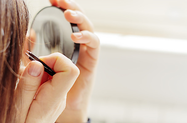 포토 JPG 해외이미지 백인 라이프스타일 손 여자 컨셉 손가락 가정 주택 사람 성인 사람없음 치료 유행 화장품 거울 공구 잡기 당기기 눈썹 속눈썹 펜치 핀셋 몸단장 내추럴 순서 돌봄 수분크림 스타일 해외202008 해외포토 서양인 얼굴 의학 모션 건물 생활 신체부위 뷰티 도구 파일형식