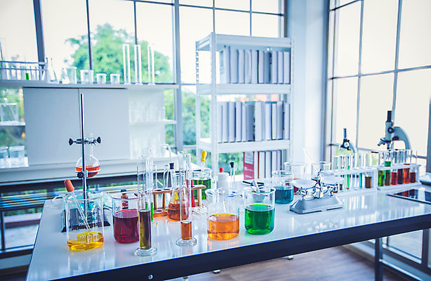 포토 JPG 해외이미지 산업 과학 교실 학교 유리 건강 병원 현미경 실험 사람없음 약 장비 성장 기구 액체 기술자 실험실 바이러스 생명공학 플라스크 분석 생물학 비커 미생물 연료 튜브 공식 발견 조제 개발 돌봄 백신 실린더 화학물질 화학자 해외202008 해외포토 직업 교육 컨셉 의학 모션 재질 생물 실험기구 화학 과학자 만들기 파일형식