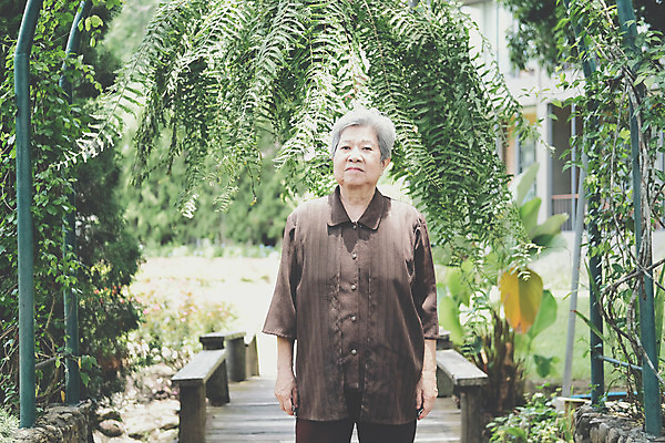 포토 JPG 해외이미지 라이프스타일 여자 행복 휴식 건강 한명 사람 동양인 성인 야외 정원 회색 은퇴 옛날 해외202008 해외포토 1 감정 컬러 컨셉 인종 생활 파일형식