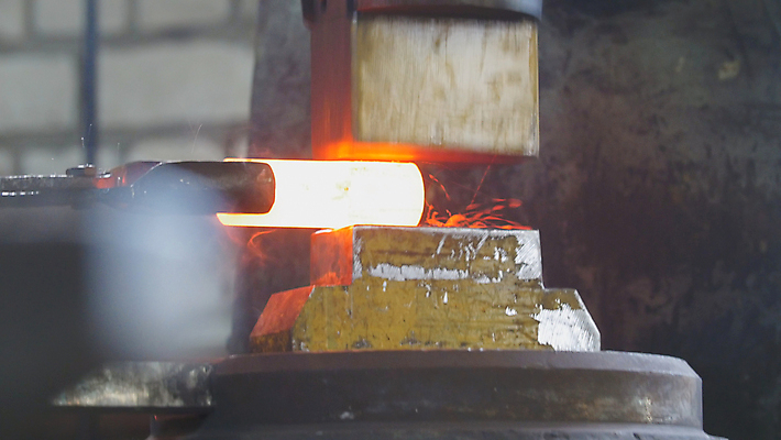 포토 JPG 해외이미지 백인 남자 산업 수염 기술 미술 사람없음 치료 금속 장비 업무 뜨거움 작업실 제조 망치 근육질 조작 중소기업 해외202008 해외포토 서양인 회사 의학 재질 근육 문화예술 사람 공구 작업 몸매 파일형식