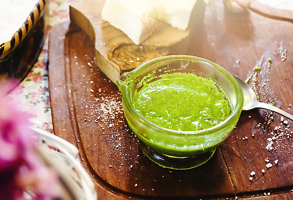 포토 JPG 해외이미지 전통 식기 음식 백그라운드 채소 재료 유리 탁자 치즈 건강 마늘 요리 사람없음 내부 목재 초록색 주방 식당 숟가락 이탈리아 견과류 식탁보 시골 신선 소나무 양념 사발 지중해 크림 향신료 준비 유기농 날것 향 레시피 바질 채식주의자 핸드메이드 맛있는 페스토 해외202008 해외포토 나무 웰빙 유럽 바다 컬러 가구 재질 유제품 수저 상점 사기그릇 소스_음식 채식 향미료 파일형식