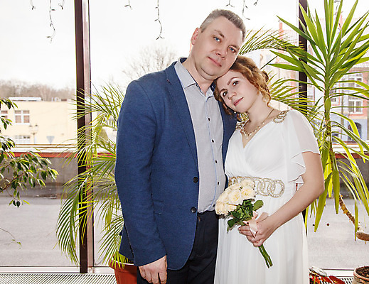 포토 JPG 해외이미지 백인 커플 드레스 여자 행복 감정 결혼 데이트 창문 결혼식 발렌타인데이 사랑 서기 미소 사람 정장 성인 두명 유행 낭만 무대 가운 화려 날짜 우아함 해외202008 해외포토 서양인 옷 컨셉 관계 모션 데이이벤트 표정 이벤트 파일형식