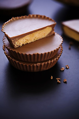 포토 JPG 해외이미지 디저트 사탕 사람없음 컵 초콜릿 검은색 대접 달콤 땅콩 버터 해외202008 해외포토 식기 음식 컬러 견과류 맛 파일형식