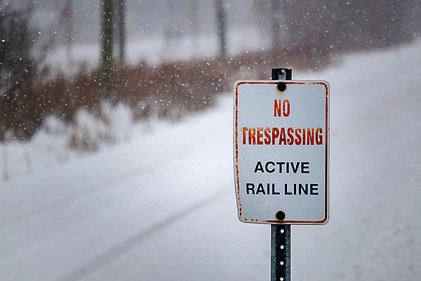 포토 JPG 해외이미지 겨울 경고 사람없음 야외 금속 기차 추위 흰색 위험 사인 경고문 눈내림 해외202008 해외포토 계절 육상교통 컬러 컨셉 재질 대중교통 눈_날씨 파일형식