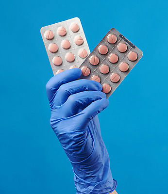 포토 JPG 해외이미지 손 장갑 백그라운드 컨셉 건강 병원 사람 성인 사람없음 치료 파란색 알약 약 건강관리 고통 의사 흰색 잡기 도움 질병 약국 처방 팩 팔 조제 알레르기 돌봄 볼록 진통제 치료제 항생제 해외202008 해외포토 잡화 감정 컬러 의학 모션 관리 신체부위 화장품 의료진 만들기 파일형식
