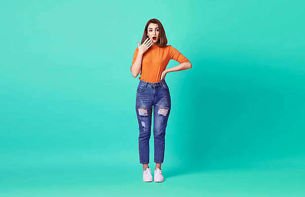 포토 JPG 해외이미지 백인 모델 손 응시 여자 행복 감정 얼굴 백그라운드 성공 한명 사람 성인 파란색 유행 세일 우주 놀람 표현 오픈 입 흥분 긍정 충격 해외202008 해외포토 서양인 1 시선 컬러 컨셉 표정 신체부위 파일형식