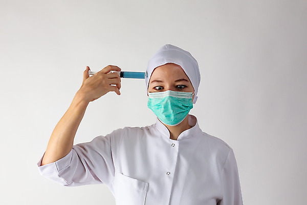 포토 JPG 해외이미지 스튜디오촬영 여자 얼굴 장갑 유니폼 노동자 건강 주사기 가면 사람 사람없음 치료 파란색 약 건강관리 간호사 의사 흰색 바이러스 큼 소중 피부 예방 슛 주사약 팔 돌봄 백신 복용 예방접종 해외202008 해외포토 직업 잡화 옷 컬러 컨셉 의학 의료기기 모션 실내 관리 신체부위 의료진 크기 접종 파일형식