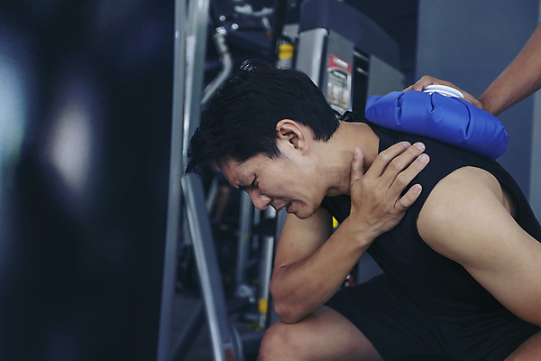 포토 JPG 해외이미지 백인 라이프스타일 남자 스포츠 컨셉 신체 근육 건강 한명 사람 성인 달리기 조깅 운동 고통 터치 잡기 마사지 상처 사건 연습 어깨 체육관 근육질 무릎 발목 달리기선수 돌봄 부담 해외202008 해외포토 서양인 1 감정 모션 발 생활 신체부위 몸매 육상선수 파일형식