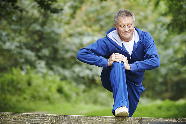 포토 JPG 해외이미지 백인 남자 행복 스포츠 건강 한명 미소 사람 가로 운동복 시골 60대 은퇴 삼림지대 카피스페이스 해외202008 해외포토 서양인 1 옷 노년 감정 표정 공백 숲 파일형식