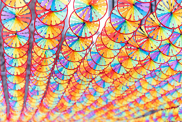 포토 JPG 해외이미지 디자인 공원 백그라운드 컨셉 패턴 오렌지 바람 추상 매달리기 미술 사람없음 야외 장식 초록색 파란색 컬러풀 중국 희망 청록색 일렬 해외202008 해외포토 자연요소 공공시설 감정 아시아 컬러 무늬 과일 모션 날씨 문화예술 파일형식