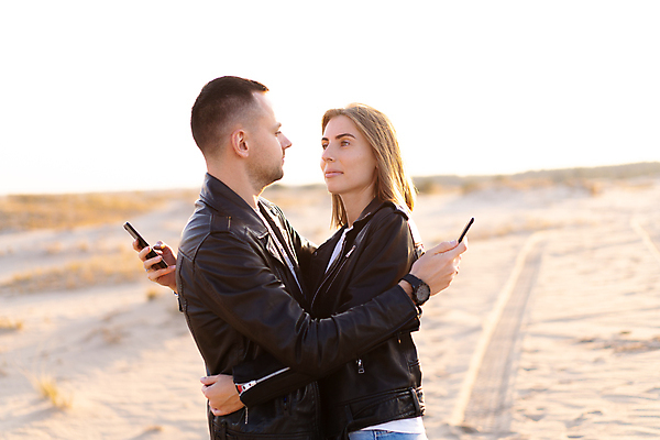 포토 JPG 해외이미지 백인 라이프스타일 커플 여자 남자 행복 2 통신 관계 자연 놀이 함께함 사랑 사람 성인 야외 두명 스마트폰 핸드폰 기쁨 낭만 사막 잡기 가죽 중독 나쁜 이혼 스타일 해외202008 해외포토 서양인 감정 컨셉 모션 생활 전자제품 스마트기기 생태계 파일형식