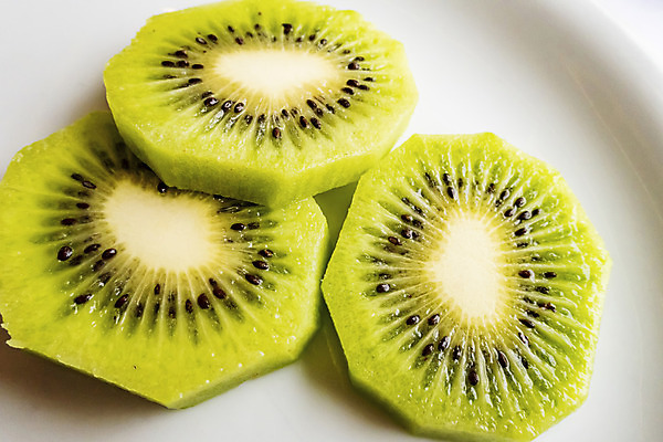 포토 JPG 해외이미지 그릇 백그라운드 단면 키위 사람없음 초록색 달콤 슬라이스 상큼 키위씨 해외202008 해외포토 식기 컬러 과일 씨앗 맛 파일형식