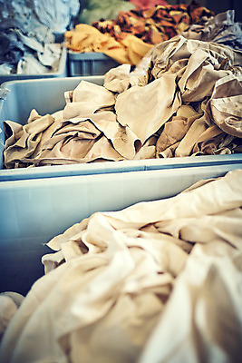포토 JPG 해외이미지 직업 옷 산업 호텔 건조 사람 사람없음 빨간색 수건 쌓기 금속 기계 공구 직물 업무 빨래 철 오브젝트 서비스 시설 상업 롤 롤러 언론 시트 옛날 철강 해외202008 해외포토 컬러 가사 모션 재질 숙소 위생용품 도구 작업 파일형식