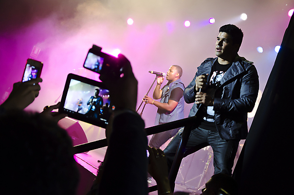 포토 JPG 해외이미지 행복 실루엣 음악 백그라운드 사람 이벤트 사람없음 여름 빛 청춘 파티 축제 콘서트 무대 춤 그룹 군중 야간 클럽 쇼 생존 해외202008 해외포토 자연요소 계절 감정 컨셉 문화예술 촬영기법 공연 파일형식