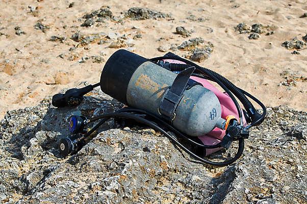 포토 JPG 해외이미지 모래 스포츠 바다 섬 여행 자연 휴가 사람없음 물 여름 파란색 금속 수중 장비 잠수부 컨테이너 다이빙 탱크 가스 수납 기어 산소 실린더 압력 제어 철강 해외202008 해외포토 자연요소 계절 산업 컬러 재질 수영 원소 전문직 생태계 수중스포츠 파일형식