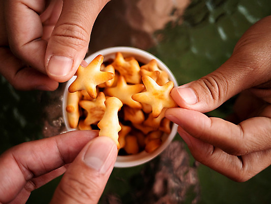 포토 JPG 해외이미지 동물 손 커피 어린이 음식 백그라운드 다이어트 손가락 건강 관리 어류 씨앗 사람없음 갈색 크래커 쿠키 빵집 견과류 흰색 신선 잡기 황금 낟알 먹기 날것 호두 칼로리 고립 바삭바삭 맛있는 해외202008 해외포토 식물 음료 컬러 컨셉 모션 디저트 사람 신체부위 상점 수중동물 파일형식