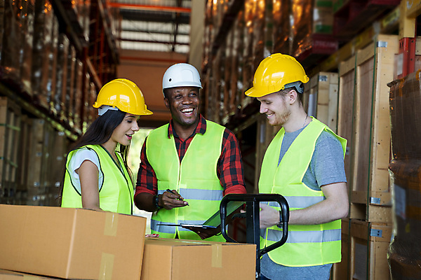 포토 JPG 해외이미지 여자 남자 중년 실내 서기 사람 상반신 성인 앞모습 옆모습 세명 상자 물류창고 해외202008 해외포토 뷰포인트 모션 내부 창고 파일형식