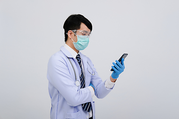 포토 JPG 해외이미지 직업 안경 장갑 유니폼 청진기 넥타이 모바일 건강 병원 가면 한명 스마트폰 핸드폰 약 건강관리 장비 의사 흰색 기구 업무 보호 측정 문서 해외202008 해외포토 1 잡화 옷 컬러 컨셉 의학 의료기기 관리 사람 전자제품 스마트기기 의료진 작업 파일형식