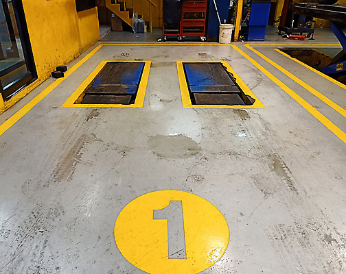 포토 JPG 해외이미지 산업 교통시설 자동차 실내 안전 사람없음 상점 기계 장비 운전 흰색 스패너 바퀴 작업실 기술자 수리 역 휘발유 엘리베이터 서비스 오르기 타이어 리프트 문제 엔진 정비공 기어 모터 유지 리프팅 배기가스 범퍼 자동 제어 조이기 지원 차고 해외202008 해외포토 직업 육상교통 컬러 교통 모션 내부 공구 석유 시설 파일형식