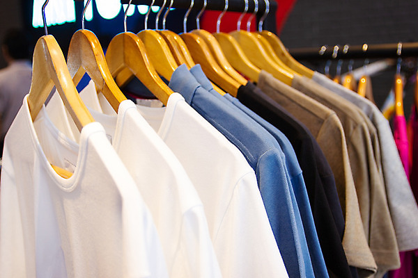 포토 JPG 해외이미지 손 드레스 옷 셔츠 티셔츠 비즈니스 태국 사람없음 유행 쌓기 상점 면 장롱 선택 구매 옷걸이 수집 신발장 스타일 많음 해외202008 해외포토 아시아 가구 컨셉 상의 모션 신체부위 쇼핑 파일형식