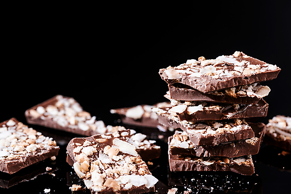 포토 JPG 해외이미지 조각 검은배경 발렌타인데이 사람없음 쌓기 초콜릿 달콤 해외202008 해외포토 백그라운드 모션 데이이벤트 디저트 검은색 맛 파일형식