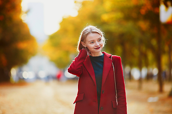 포토 JPG 해외이미지 모델 옷 공원 여자 유럽 잎 거리 한명 사람 성인 야외 빨간색 초록색 빛 금발 햇빛 유행 산책 코트 프랑스 가을 도시 우아함 숲 이발 다발 날씬함 주말 프랑스어 스타일 파리(프랑스) 해외202008 해외포토 식물 문자 1 헤어스타일 계절 공공시설 나라 컬러 컨셉 휴식 태양 외투 몸매 파일형식