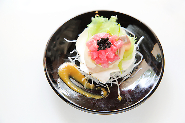 포토 JPG 해외이미지 전통 아시아 음식 백그라운드 다이어트 밥 건강 육류 어류 요리 동양인 사람없음 목재 빨간색 식당 일본 식사 저녁식사 초밥 회 흰색 신선 맛 참치 해산물 날것 고립 이국적 맛있는 해외202008 해외포토 나무 나라 컬러 컨셉 식재료 재료 인종 상점 수중동물 일본음식 파일형식