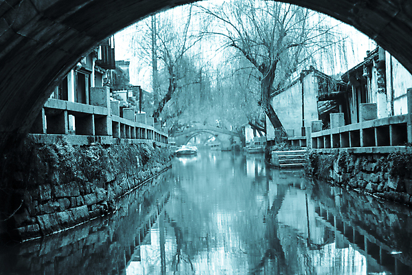 포토 JPG 해외이미지 나무 여행 건축양식 휴가 주택 풍경 사람없음 야외 건물 물 강 중국 어둠 추위 보트 역사 터널 어부 아래 주말 타운 옛날 해외202008 해외포토 자연요소 식물 직업 건축물 건축 아시아 길 배_교통 도시 방향 위치 파일형식