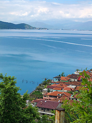 포토 JPG 해외이미지 나무 유럽 호수 여행 건축양식 휴가 산 풍경 사람없음 물 파란색 여행객 마을 환경 수영 만 지중해 언덕 휴양지 발칸반도 해외202008 해외포토 자연요소 식물 건축 나라 바다 컬러 사람 장소 수상스포츠 파일형식