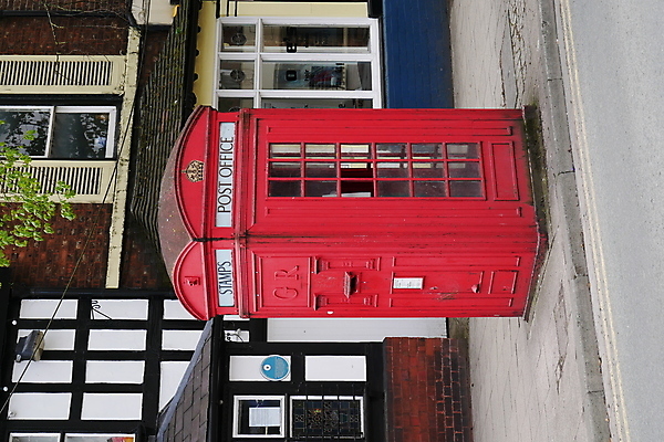 포토 JPG 해외이미지 영국 사람없음 빨간색 스마트폰 상자 역사 전화기 일반 우표 해외202008 해외포토 유럽 컬러 핸드폰 스마트기기 파일형식