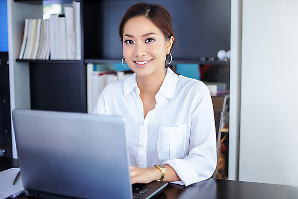 포토 JPG 해외이미지 직업 학생 라이프스타일 응시 여자 행복 인터넷 비즈니스 사업가 통신 성공 무선통신 휴식 설계 주택 실내 한명 미소 사람 앉기 동양인 성인 노트북 스마트폰 핸드폰 학습 컴퓨터 소파 사무실 독서 공책 방 타이핑 작업 비즈니스우먼 연결 무선전화기 온라인 주인 프리랜서 중소기업 해외202008 해외포토 1 시선 교육 감정 컨셉 의자 회사 모션 문구용품 표정 인종 내부 건물 생활 전자제품 스마트기기 직장인 전화기 파일형식